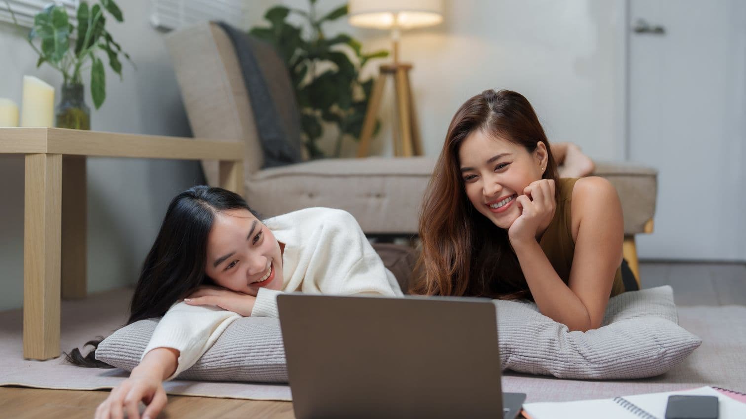 Två studenter tittar på en öppen laptop